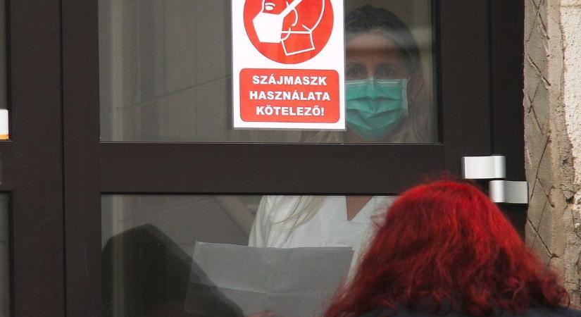 Újra kötelező a maszkviselés a csabai és a gyulai kórházban