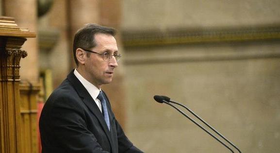 Túl látványosan védte be a kormány Varga Mihályt