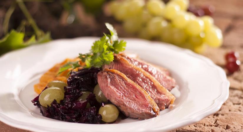 Egy recept az ünnepi asztalra: libamell kadarkamártásban – recept
