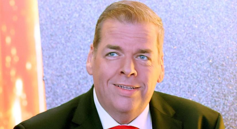 „Rengeteg helyen távfűtés van, szóval beleszorulhatok a kéménybe” – Schmuck Andor Télapóként járja az utcákat, több titokról is lerántotta a leplet – fotók