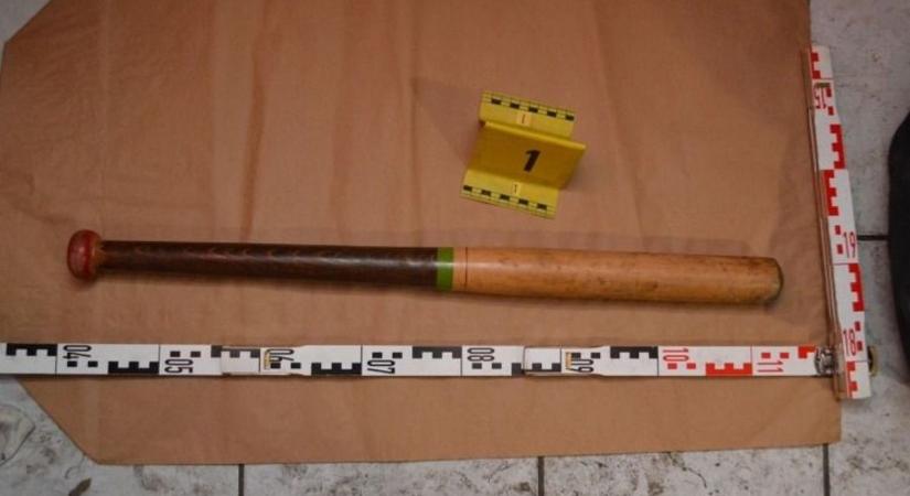 Baseballütővel támadtak ismerősükre a félegyházi betörők