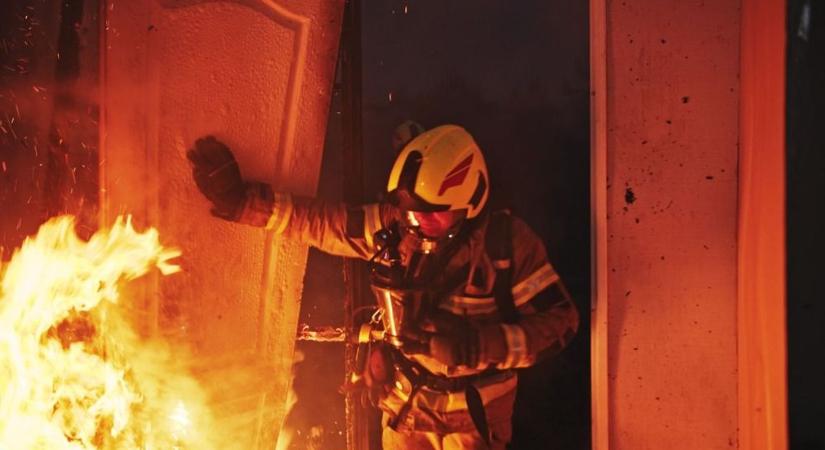 Három város tűzoltói oltják a lángokat Bonyhádon