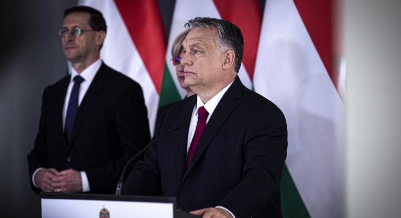 A frissen visszaléptetett Varga Mihály fotójával tájékoztat a jelenlegi történésekről Orbán Viktor
