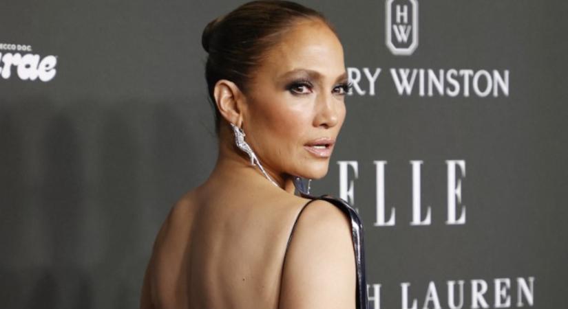 Jennifer Lopez fémből készült felsőben villantott, imádják a rajongók