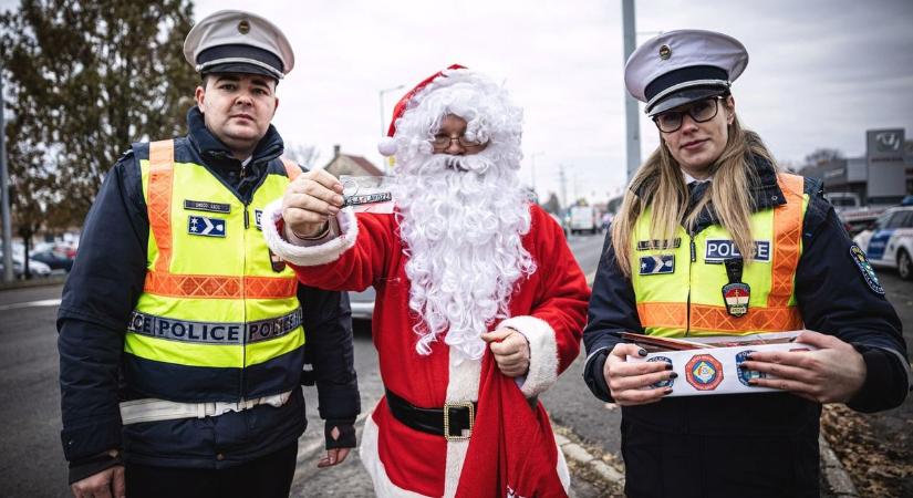 Egyedi kulcstartókat hozott a Mikulás Békéscsabán a szabályosan autózóknak