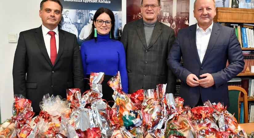 Mikuláscsomagokat adott át a KDNP a Bethesda Gyermekkórházban