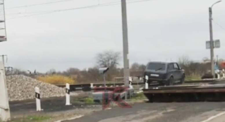 Kifogtak a sínek a Niva hibbant sofőrjén, és jött a vonat