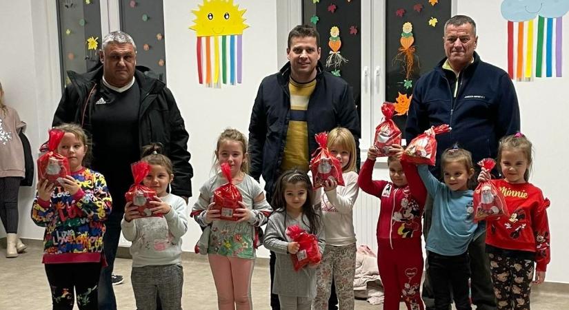 Csomagot kaptak az eleki sportoló gyerekek