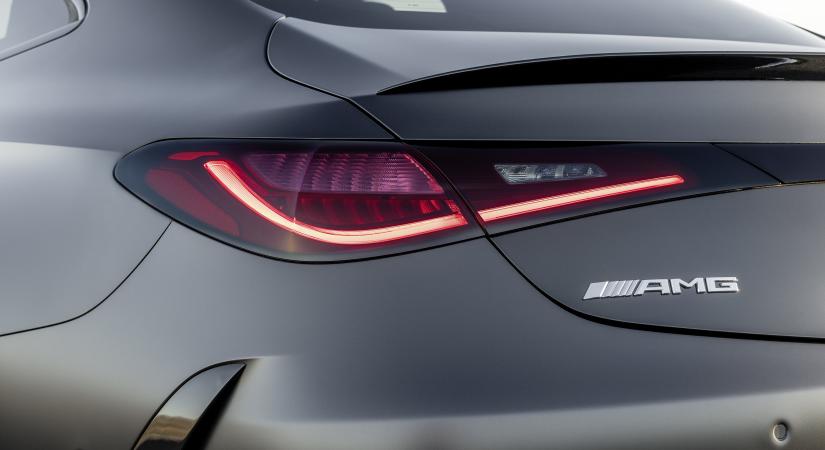 Hibridnek lágy, sportkupénak kemény ez a Mercedes
