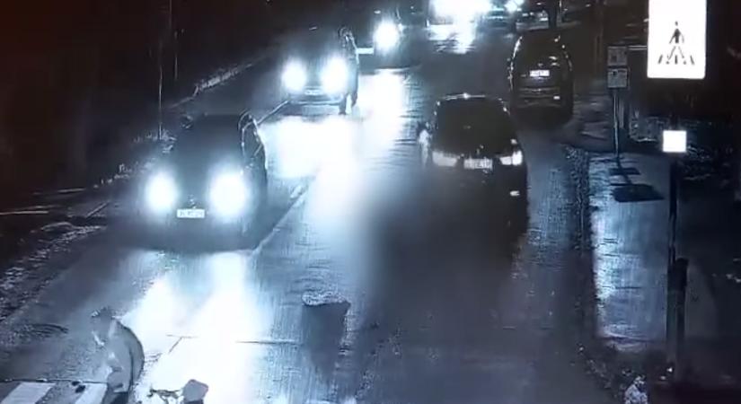 Két zebrán átkelő gyalogost gázolt el a német BMW-s Solymáron és továbbhajtott - videó alapján keresi a sofőrt a rendőrség