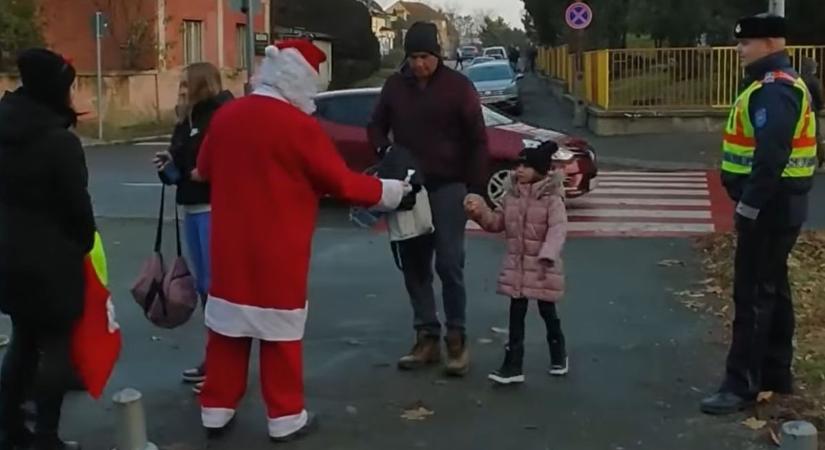 Különös segítője akadt a nyíregyházi rendőröknek - a Mikulás is intézkedett a Zelknél (videó)