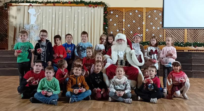 Csabán, a Belvárba is ellátogatott szerdán a Mikulás – videóval