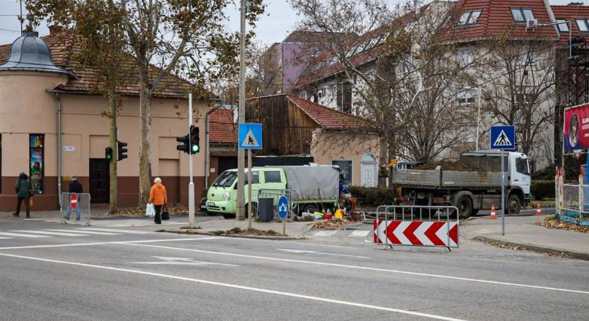Csőtörés okoz fennakadásokat Szolnokon, a Pozsonyi út környékén