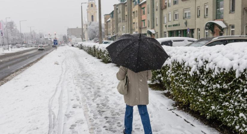 A közútkezelő folyamatosan takarítja az utakat a nyugati országrészben