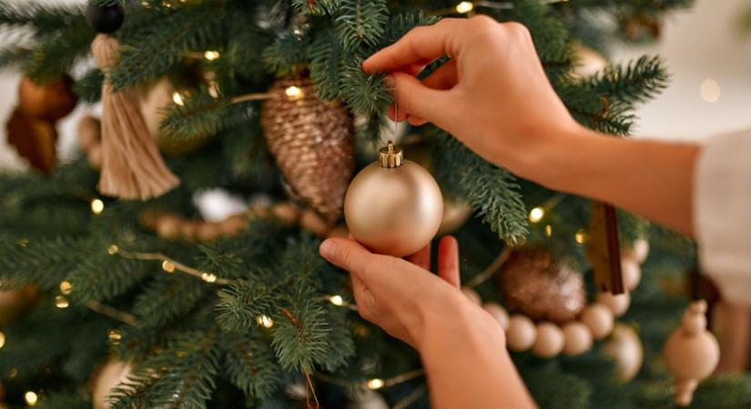 Hihetetlen! Eddig rosszul díszítetted a karácsonyfádat, ezzel a módszerrel sokkal szebb lesz
