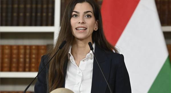 Hogyan kell majd használnunk az új üvegvisszaváltó automatákat? Szentkirályi Alexandra megmutatja - videó