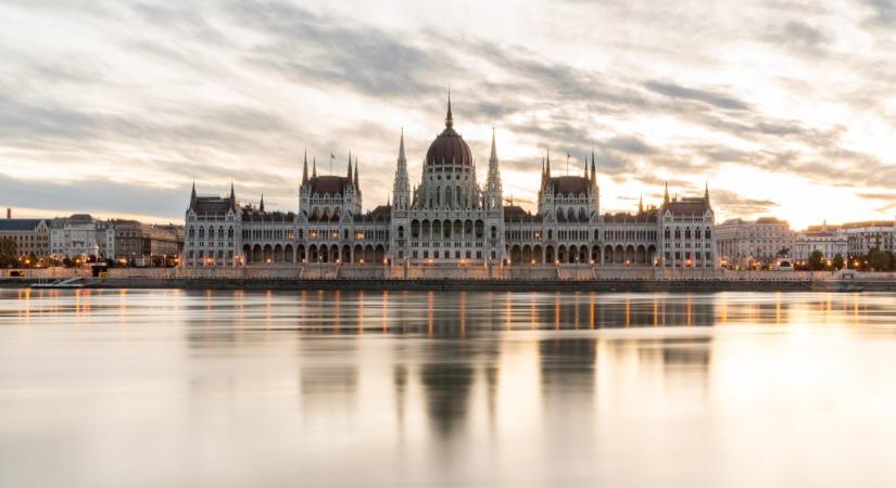 Egy nappal hosszabb lehet a parlament őszi ülésszaka
