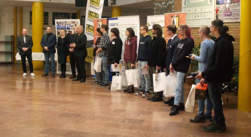 Szeretik a pingvint: junior linux rendszer-adminisztrátorok csaptak össze a Gésziben