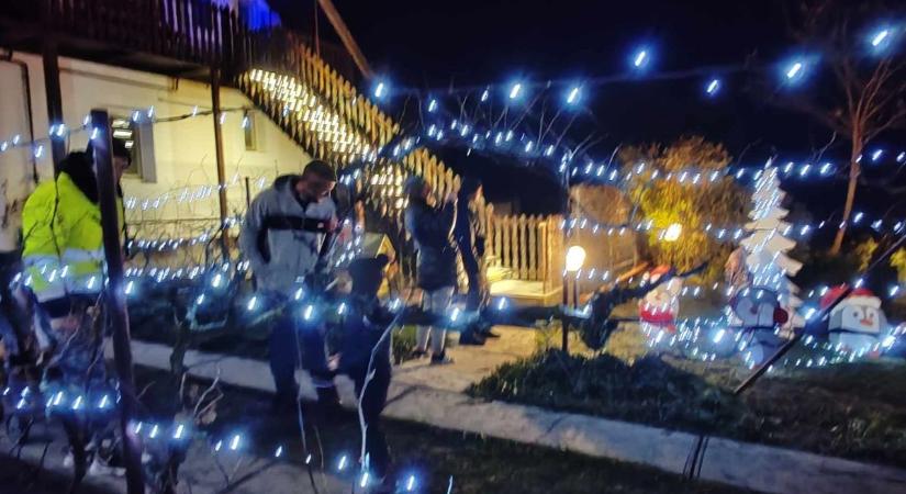 Varázslat: kertből lett karácsonyi udvar, ahova ellátogatott a Mikulás - galériával