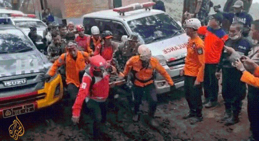 Huszonhárom hegymászó halt meg a hirtelen vulkánkitörésben -VIDEÓ