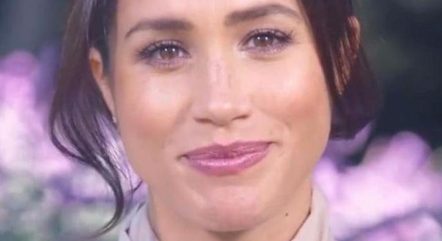 Meghan Markle III. Károly ajándékát viselte, üzenni akart vele a királynak?