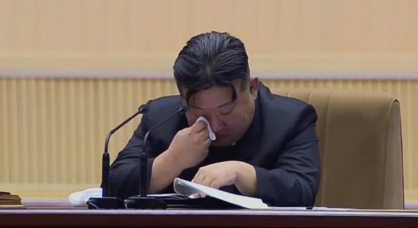 Kim Dzsongun könnyek között szólította fel a nőket, hogy szüljenek több gyereket