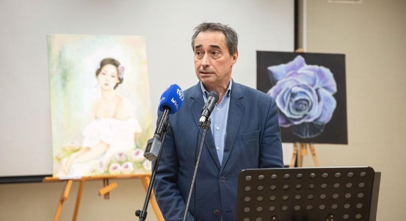 Kórházi dolgozók alkotásaiból nyílt kiállítás