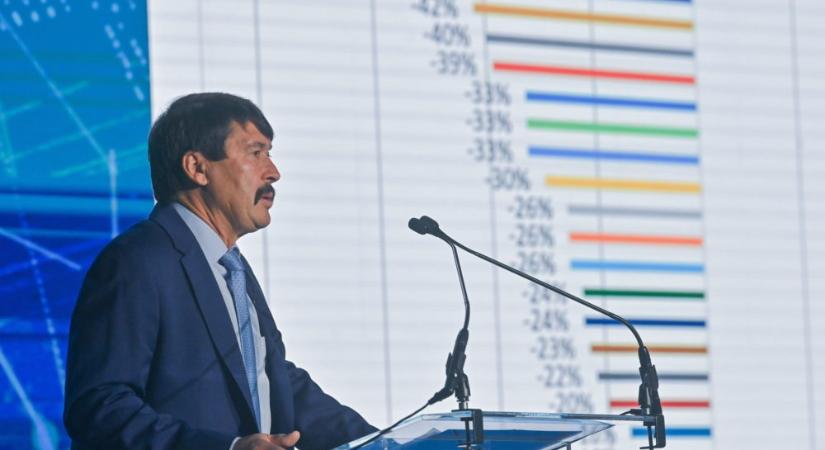 Áder János volt államfő kapta idén a Petőfi-díjat