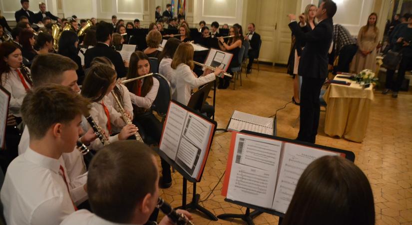 Makói zenetanár oktatta a korondi fúvósok karmesterét
