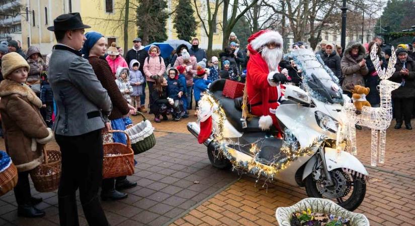 Motorral érkezett a Mikulás
