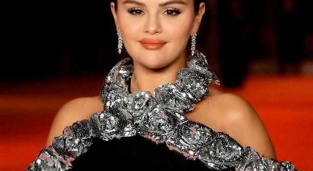 Brooklyn Beckham akadályozta meg, hogy Selena Gomez elessen a ruhájában
