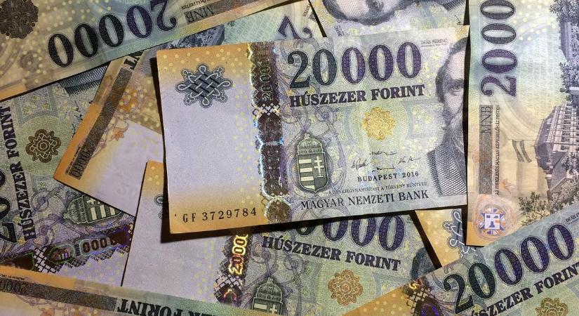 Külföldön két kézzel szórják a pénzüket a magyarok az idén: már 1200 milliárd forintot költöttek