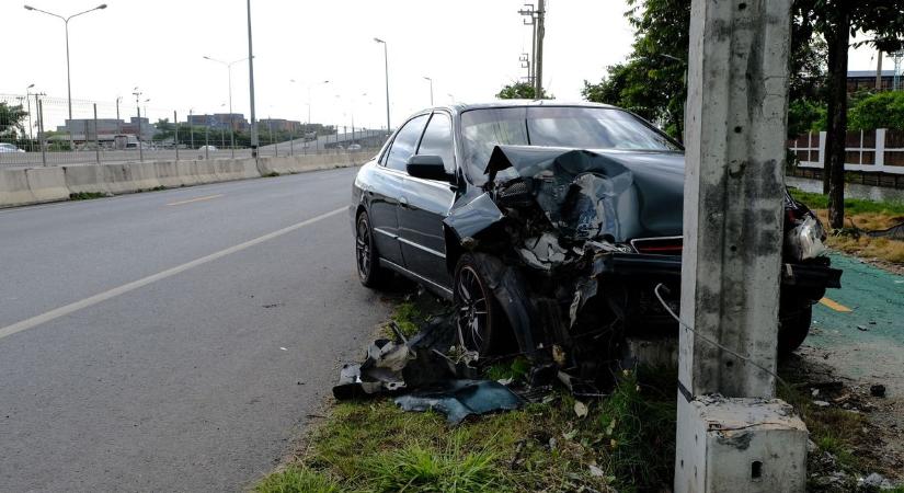 Ittasan, 120-szal csapódott villanyoszlopnak egy autós Szolnokon, lebénult az utasa