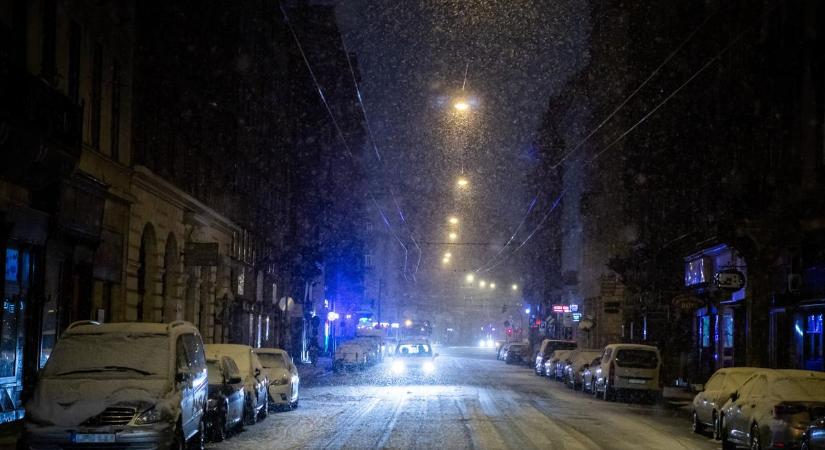 Kidőlt fák, árokba csúszó autók: rengeteg riasztást kaptak a tűzoltók a hirtelen lezúduló hó miatt