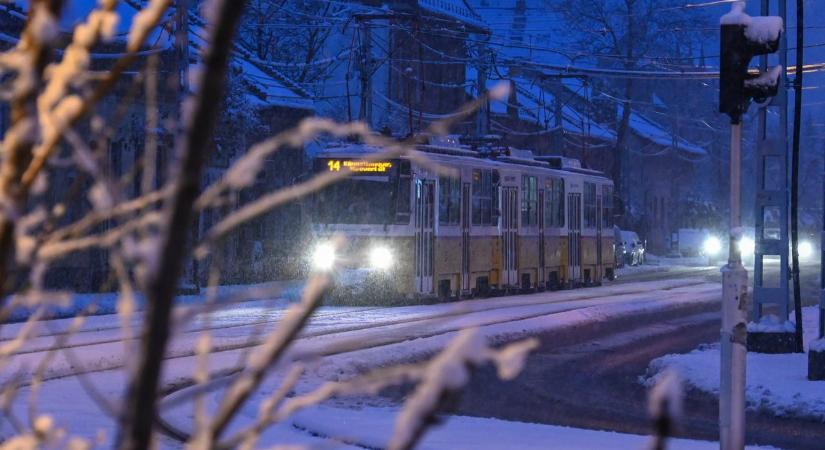 Balesetek nehezítik a közlekedést Budapest felé, az autópályákon és a főutakon
