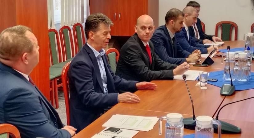 Sokan válnak internetes csalás áldozatává: egy asztalhoz ültek a rendőrség és a bankok képviselői Békéscsabán