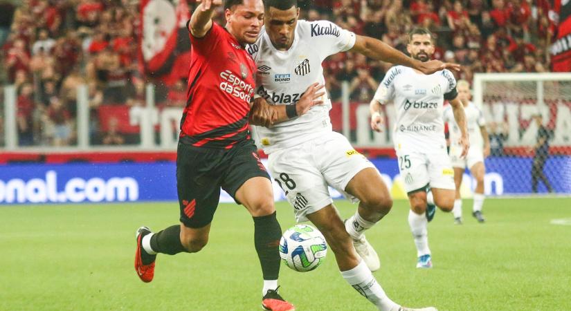 Autókat gyújtottak fel a drukkerek, miután kiesett Pelé korábbi klubja