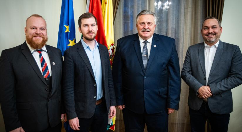 A Momentum is beállt a miskolci polgármester mögé, akivel elégedetlen a DK és az LMP