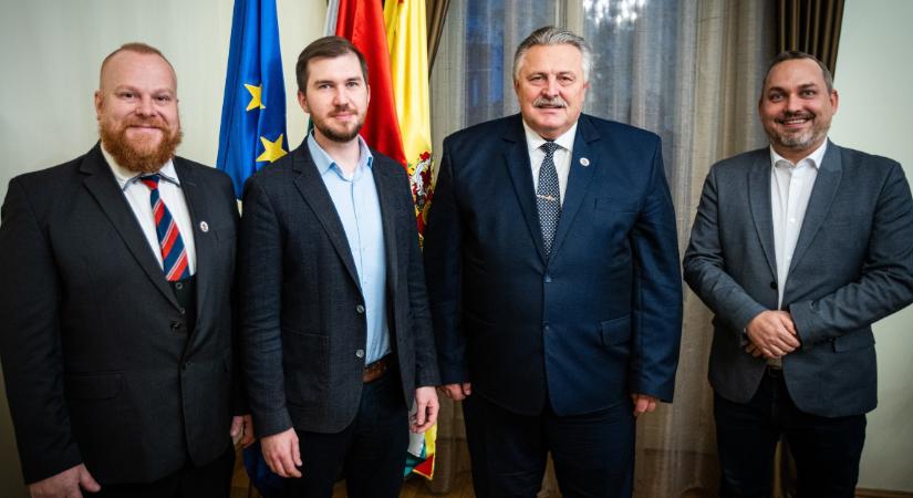 A Momentum Veres Pált támogatja az önkormányzati választásokon Miskolcon