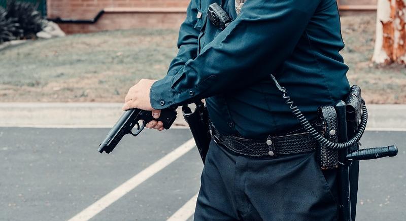 Elsült a rendőr kezében a vizsgált fegyver