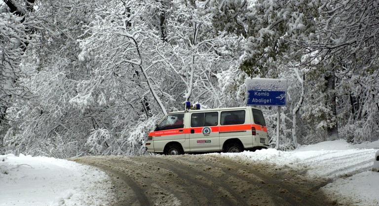 Győrfi Pál elmondta az Indexnek, milyen balesetekhez kellett kimennie a mentőknek a hó miatt