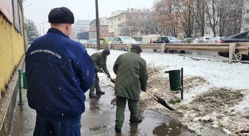 Országszerte fogvatartottak segítenek a havas utcák megtisztításában