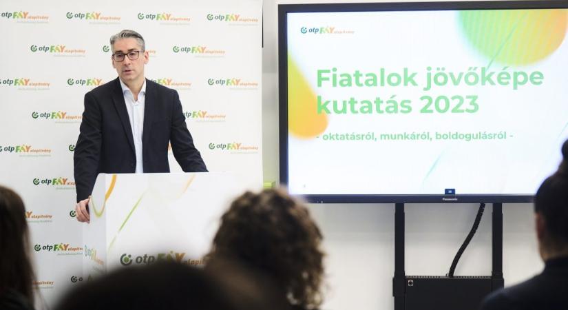 Nagyrészt elégedettek az oktatással, de az országról lesújtó a véleményük, és külföldi munkát várnak a fiatalok