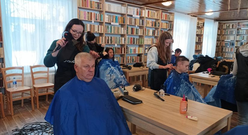 Új frizura hajléktalanoknak