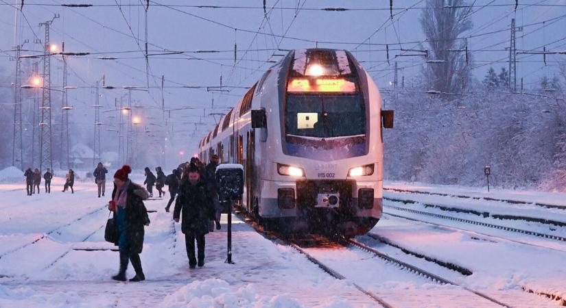 Dunántúlon nehezen járhatóak az utak, a reptéren is fennakadásokat okoz a havazás