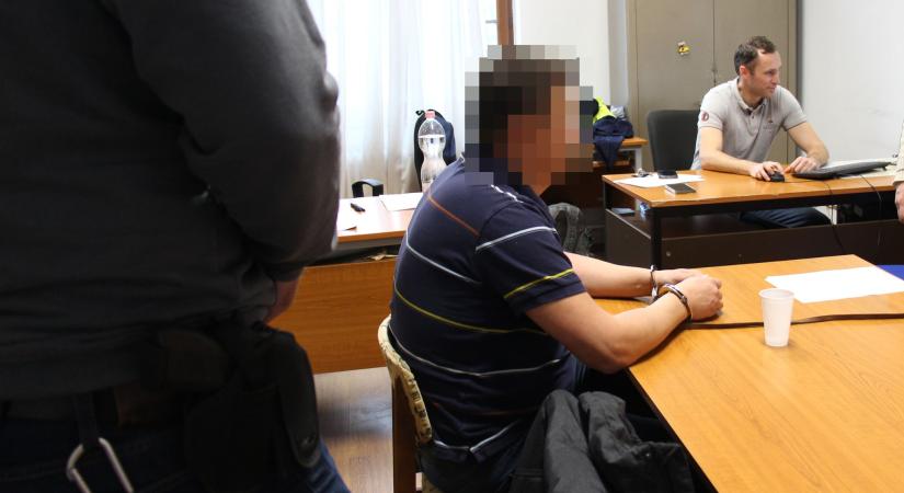 Halott férfira csaptak le a nyomozók – videóval