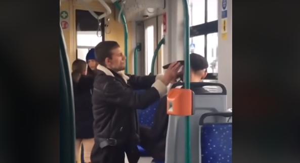 Videón, ahogy a 4-es, 6-os villamos kellős közepén levágják egy férfi haját