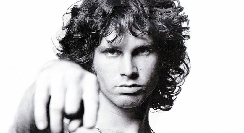 Ő volt az első rockzenész, akit színpadon tartóztattak le - 10 érdekesség a 80 éve született Jim Morrisonról