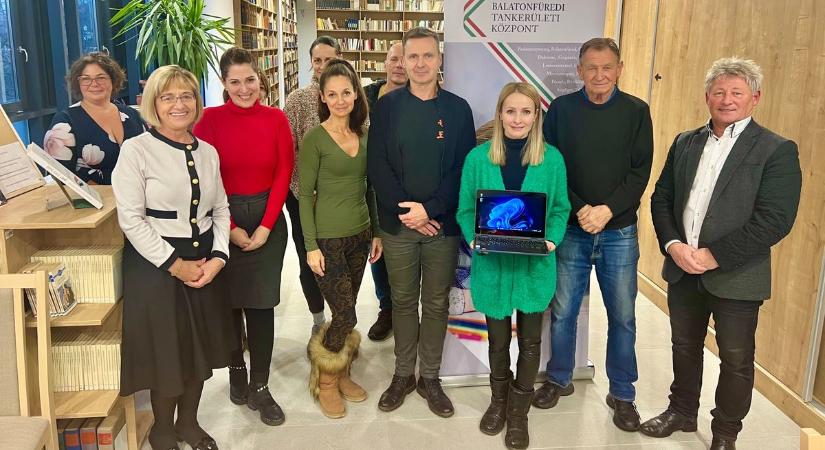 Laptopokat adtak gimnazistáknak Balatonfüreden