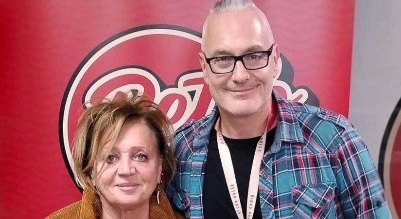 Csákányi Eszter az elhunyt Psota Irén sáljait hordja